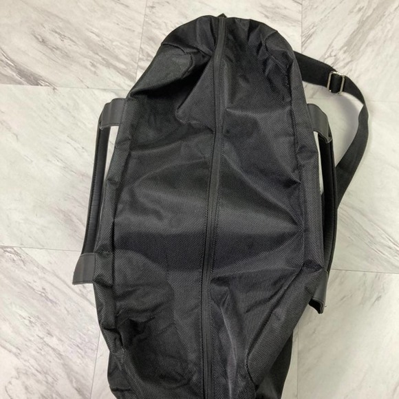 Perry Ellis Duffel Bag - Picture 3 of 6